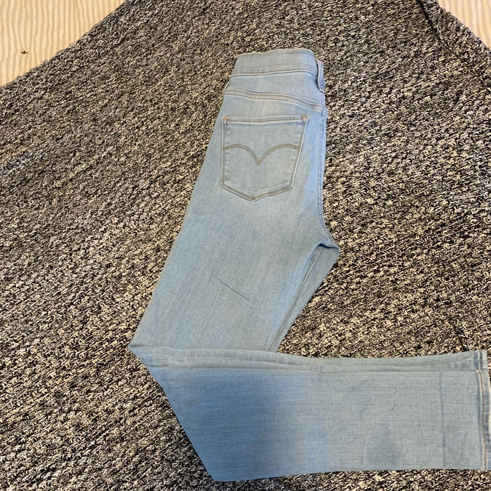 **DONATING BY FRIDAY 1/24!** Shaping Skinny Jeans